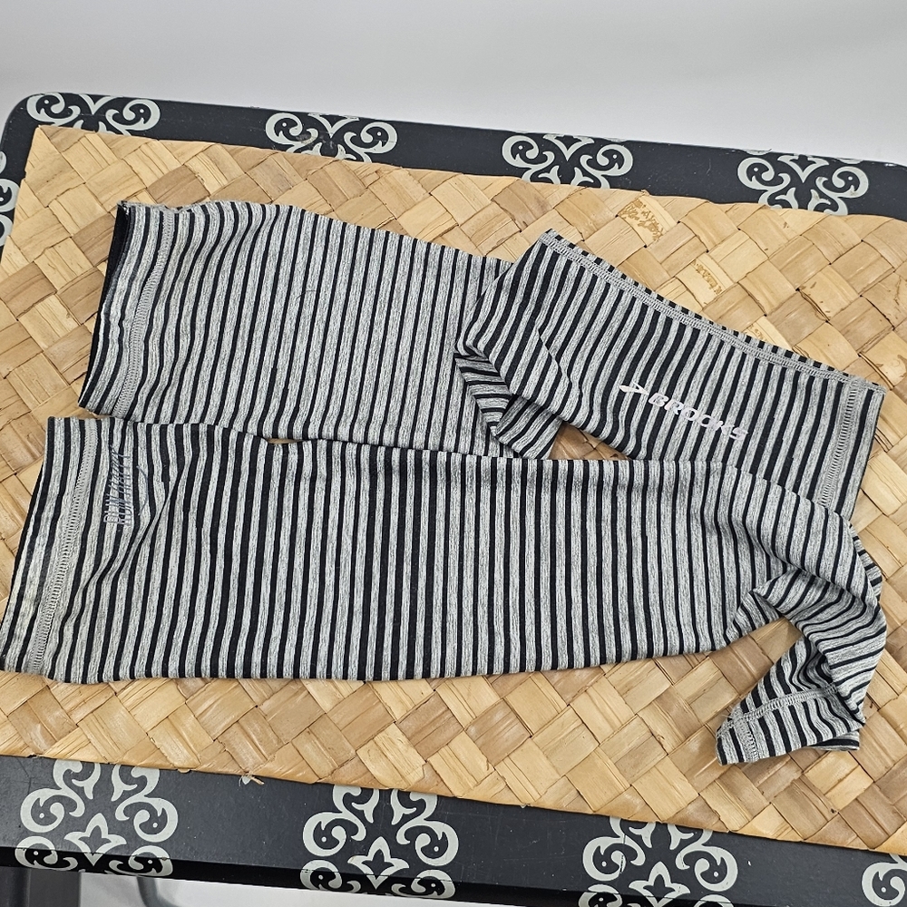 Brooks Armwarmers  Striped Black  Gray Size M/L